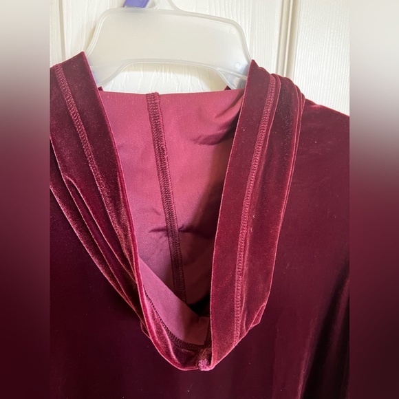 Velour, Denim & Company, Burgundy Tunic with Hood & Kangaroo pocket. - Picture 12 of 16
